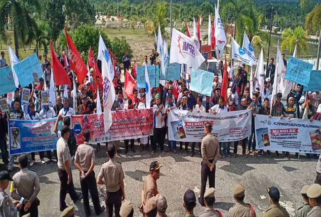 Ratusan massa buruh demo menolak RUU Omnibus Law.