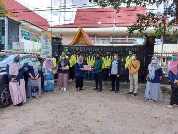 Relawan SIXNATURE Sekolah Tiggi Ilmu Farmasi (Stifar) Riau Peduli musibah Covid-19 dan salurkan bantuan kepada warga yang terdampak.