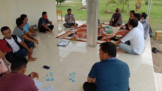  Pimpinan Lembaga Nazhir Wakaf Yayasan Rotte Indonesia Mulya (Rotte Foundation) H. Budi Suhari, S.Pt. memimpin rapat koordinasi dukungan masyarakat terkait rencana pemasangan jaringan listrik PLN.