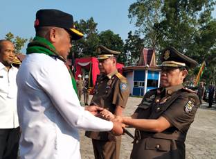Upacara serah terima jabatan ditandai dengan penyerahan tongkat komando Satpol PP dan Damkar Pelalawan (foto/and)