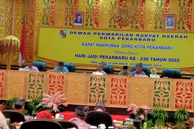 Jajaran Pimpinan DPRD kota Pekanbaru bersama Pj Wali Kota dan Wakil Gubernur Riau saat Paripurna HUT Kota Pekanbaru. 