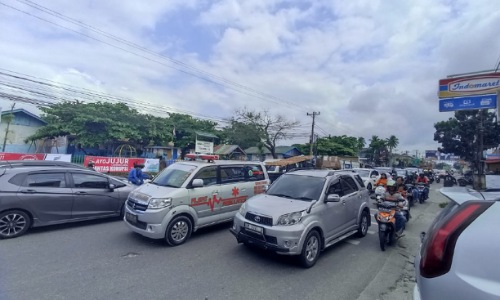 Macet parah terjadi di Jalan Harapan Raya Pekanbaru akibat galian PDAM.(foto: rahmat/halloriau.com)