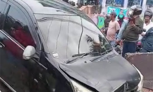 Daihatsu Sigra hitam menabrak 2 pemotor dan menewaskan seorang pengendara di Pekanbaru.(foto: int)