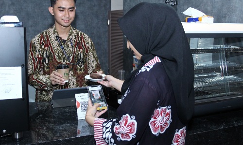 Pengunjung sedang bertransaksi QRIS melalui BSI Mobile di salah satu kedai kopi di Jakarta (15/5).(foto: istimewa)