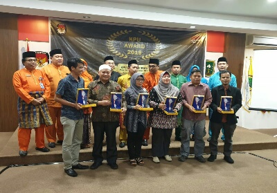 KPU Provinsi Riau, beri penghargaan penyelenggaraan Pemilu 2019 ke KPU 12 kabupaten/kota se Provinsi Riau.