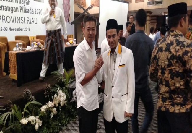 Afrizal alias Epi Sintong bersama Ketua DPW PKS Riau, Hendry Munief MBA.