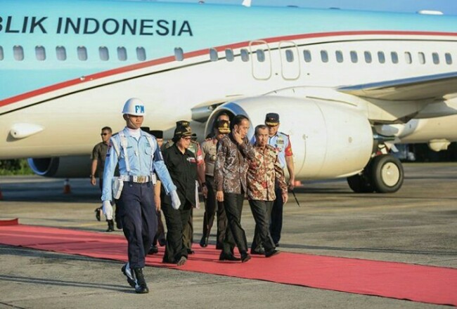 Presiden Joko Widodo didampingi Gubernur Riau Syamsuar saat mendarat di Lanud Roesmin Nurjadin Pekanbaru.
