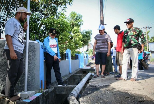 Walikota Dumai Drs H Zulkifli AS MSi memimpin Goro di Jalan Merdeka Minggu (1/3) membersihkan drainase Segah DBD.