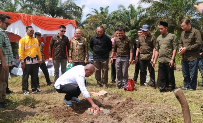 Kadin Provinsi Riau, Masuri saat ikut meletakkan batu pertama peresmian Okura Farm Center, didampingi pejabat lainnya (foto/ist)