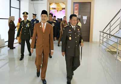 Gubernur Riau Syamsur saat menghadiri HUT ke-59 Hari Bhakti Adhyaksa di Riau.