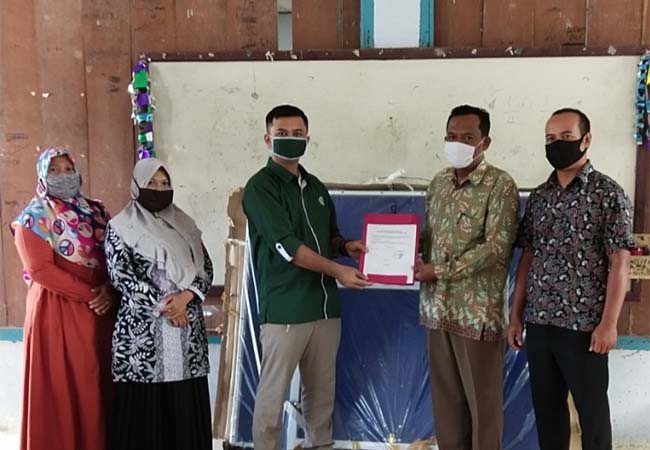   Perwakilan PT.EDI Kunto Darussalam, Rohul, salurkan alat alahraga ke desa sekitar perusahaan dan sekolah, sebagai bentuk kepedulian perusahan terhadap kesehatan masyarakat sambut new normal Covid-19
