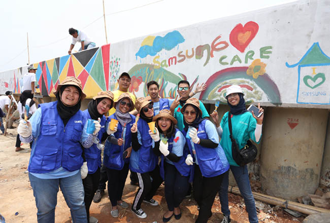 Sebanyak 65 sukarelawan dari karyawan Samsung Electronics Indonesia dan pengguna Samsung yang tergabung dalam Samsung Member, serta 300 sukarelawan dari masyarakat sekitar, berpartisipasi memperindah enam titik di lingkungan RW 01 Kamal Muara dengan cat warna-warni agar pemukiman yang terkenal dengan sebutan Kampung Pelangi.