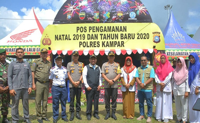 Foto bersama saat tinjau Posko Pengamanan Nataru di Lapangan Merdeka Bangkinang Kota, Selasa (31/12/2019).