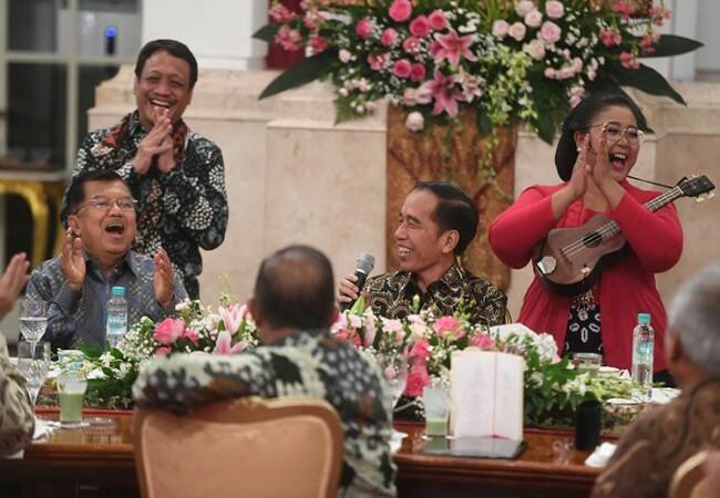 Presiden Joko Widodo (kedua kanan) bersama Wakil Presiden Jusuf Kalla (kiri) tertawa dalam acara silaturahmi kabinet kerja di Istana Negara, Jakarta, Jumat (18/10/2019). Foto: Kompas