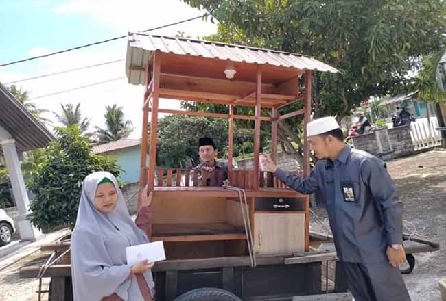 Ketua Baznas Kabupaten Bengkalis, Ali Ambar menyerahkan bantuan modal usaha kepada mualaf.