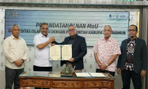 Wakil Rektor I UIR, Dr H Syafhendry MSi bersama Bupati Karimun, Dr H Aunur Rafiq SSos MSi usai penandatanganan MoU.(foto: istimewa)