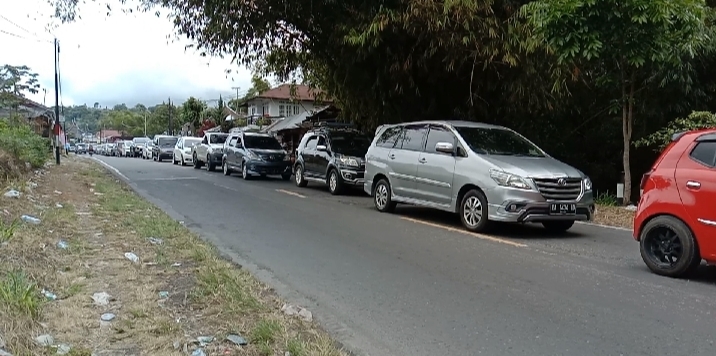 Jalan raya Padang menuju Bukittinggi macet hingga berkilo meter sejak pagi. (Foto: Katasumbar)