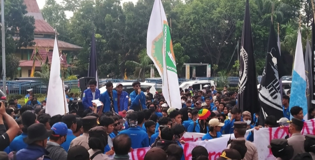 Aksi mahasiswa UIR menolak kenaikan BBM, di Gedung DPRD Riau. 