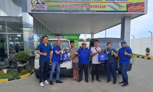 Jajaran manajemen SBT Grand Wisata Bekasi bersama konsumen.(foto: istimewa)