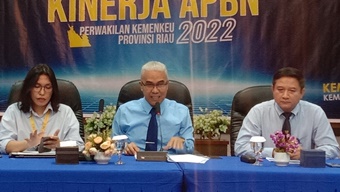 Kepala Kanwil Dirjen Perbendaharaan Provinsi Riau, Ismed (tengah) saat jumpa pers (foto/int)