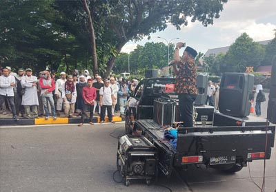 Aksi Super Damai Rakyat Berdaulat Menuntut Keadilan berorasi di depan gedung DPRD Riau.