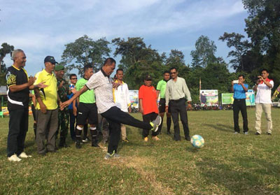  Assisten II Drs Suratman resmi membuka Bupati Cup dalam rangka HUT Karang Taruna Ikatan Pemuda Desa Kuala Kilan ke-27 ditandai dengan penendangan bola pertama.