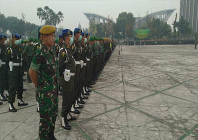 Gelar pasukan sambuat kedatangan Presiden ke Riau.
