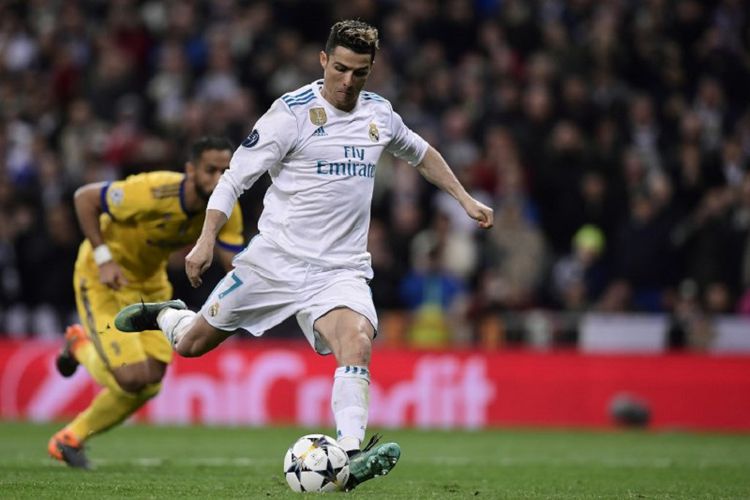 Cristiano Ronaldo mengeksekusi penalti pada laga perempat final Liga Champions antara Real Madrid dan Juventus di Stadion Santiago Bernabeu, Rabu (11/4/2018). 
