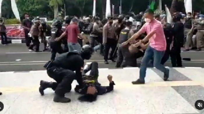 Polisi melakukan aksi smackdown kepada mahasiswa saat berunjuk rasa di depan Kantor Bupati Tangerang. (istimewa)
