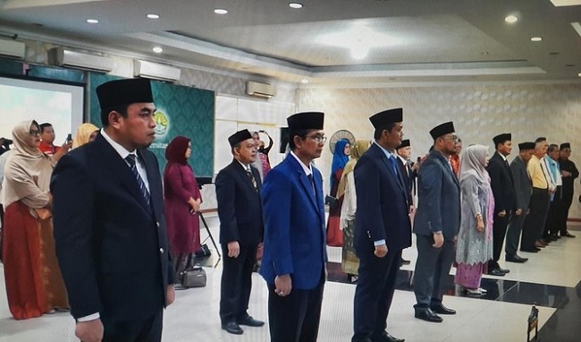 Rektor Universitas Riau, Prof Sri Indarti melantik empat wakil rektor serta sejumlah pejabat dan dekan di Gedung Rektorat, Lantai IV Universitas Riau.