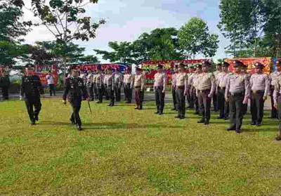 Kapolres Kuansing AKBP Fibri Karpiananto cek kesiapan pasukan saat apel HUT Bhayangkara ke-72.