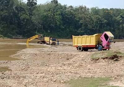  Satu unit alat berat ekscavator diduga tengah melakukan aktivitas galian C secara ilegal di Sungai Kuantan di Desa Tanjung Kecamatan Hulu Kuantan.