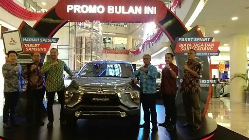 Manajemen PT Mitsubishi Motors Krama Yudha Sales Indonesia foto bersama.