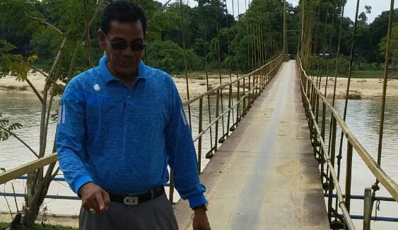 Kasi Trantib Kecamatan Singingi, Yonri Afrizal menunjukkan kondisi lantai jembatan yang terlihat mulai bergeser, dari posisi awal.