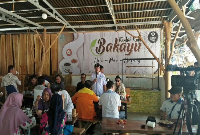 Kadispora Riau meresmikan Kedai kopi Bekayu Art.
