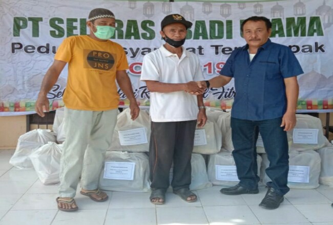 Penyerahan bantuan sembako kepada masyarakat terdampak Covid-19 Desa Kuala Tolam, Kecamatan Pelalawan.