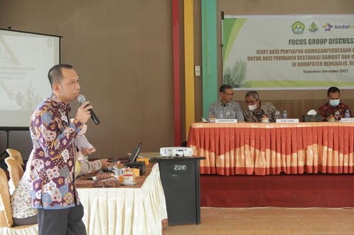 Sekretaris Bappeda Bengkalis Rinto memaparkan gambaran umum Kabupaten Bengkalis saat acara FGD berlangsung.