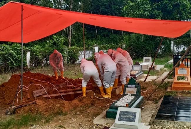 Petugas Tim Pemulasaraan Jenazah Covid- 19 Kabupaten Rohul, melakukan pemakaman almarhum Tuan Dar secara prokoler kesehatan, yang meninggal dunia setelah terkonfirmasi Covid-19 dan sempat dirawat di RSUD Rohul.