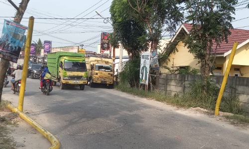 Portal Jalan Pesantren, Pekanbaru patah ditabrak truk (foto/rahmat)