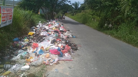 Tumpukan sampah di tepi jalan di Pekanbaru.