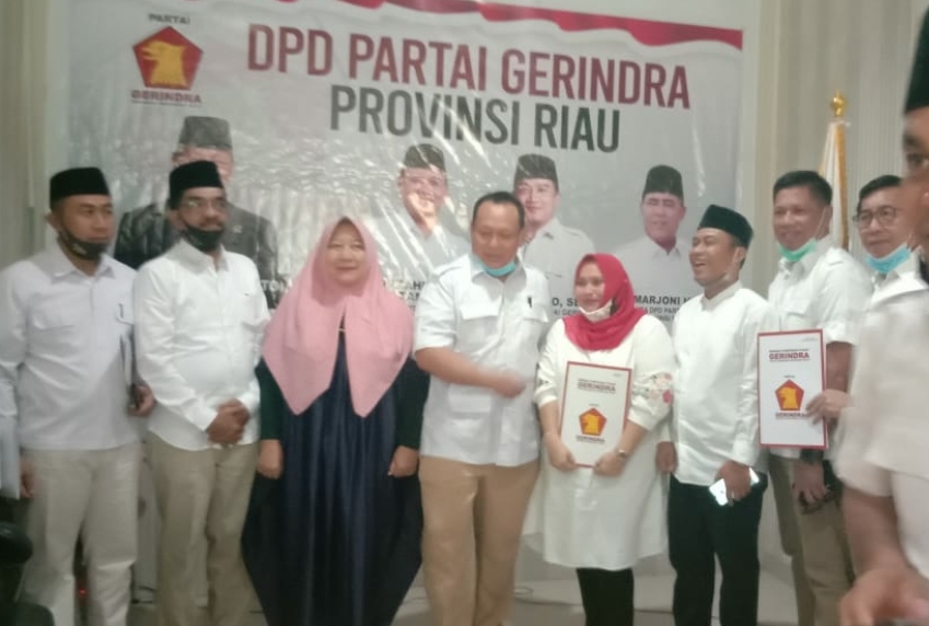 Penyerahan SK kepada 4 pasangan calon bupati-wakil bupati maju di Pilkada Riau.