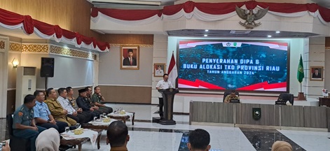 Plt Kepala Kantor Wilayah DJPb Riau, Burhani saat penyerahan Buku DIPA 2024 (foto/bayu)