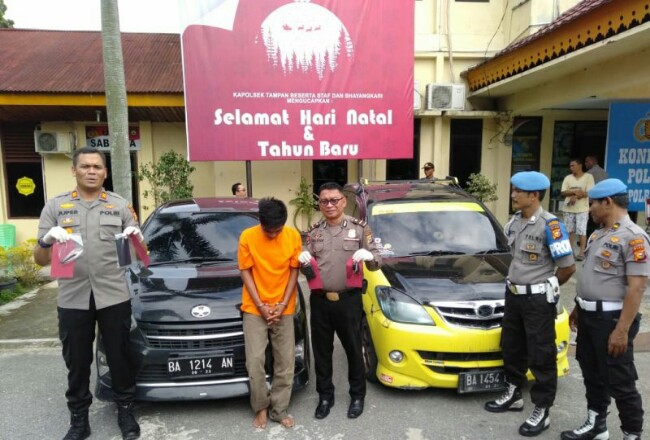 Ardi, tersangka perampok mobil dari sopir GoCar berhasil dibekuk Polisi Pekanbaru. Foto: Antara