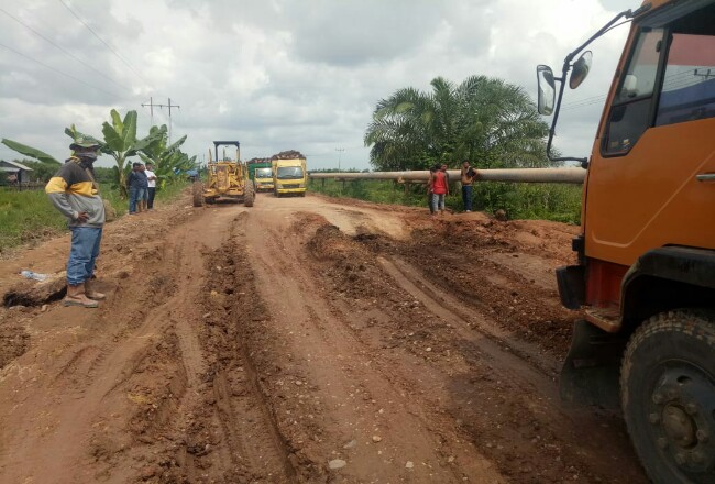 Bupati Suyatno minta ditindaklanjuti kerusakan jalan di Lintas Kubu.