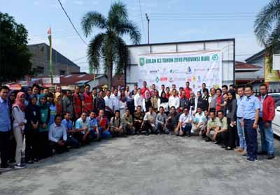Para peserta berfoto bersama seusai Lomba Kompetisi Cepat Tepat K3 Provinsi Riau.