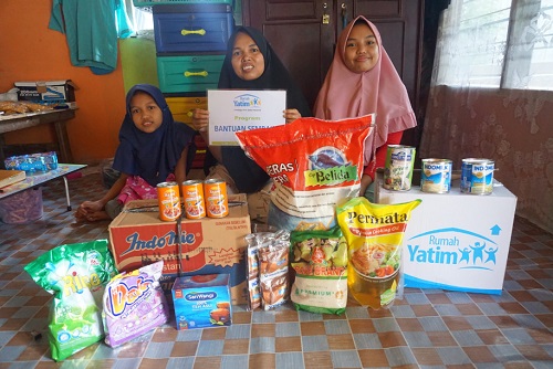 Rumah Yatim Cabang Riau menyalurkan bantuan bahan pokok untuk keluarga Syahira Wirman (13) di kediamannya