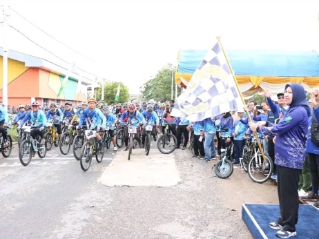 Bupati Rezita membuka event Gowes Fun Bike Pesona Indragiri Hulu (foto/andri)