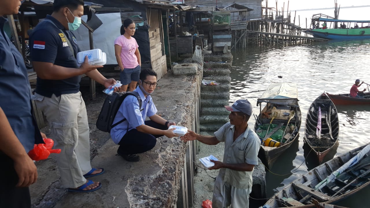 PSDKP Wilker Kepulauan Meranti membagikan Nasi Ikan kepada para nelayan
