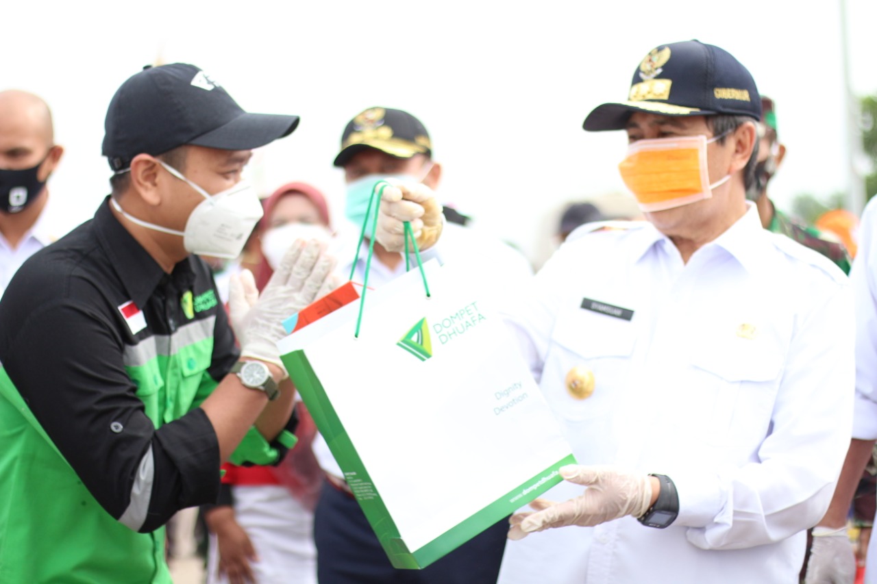 Ali Bastoni Pimpinan Cabang Dompet Dhuafa Riau bersama Gubernur Riau Syamsuar.