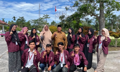 Mahasiswa KKN Umri bersama Kades Dayang Suri.(foto: istimewa)